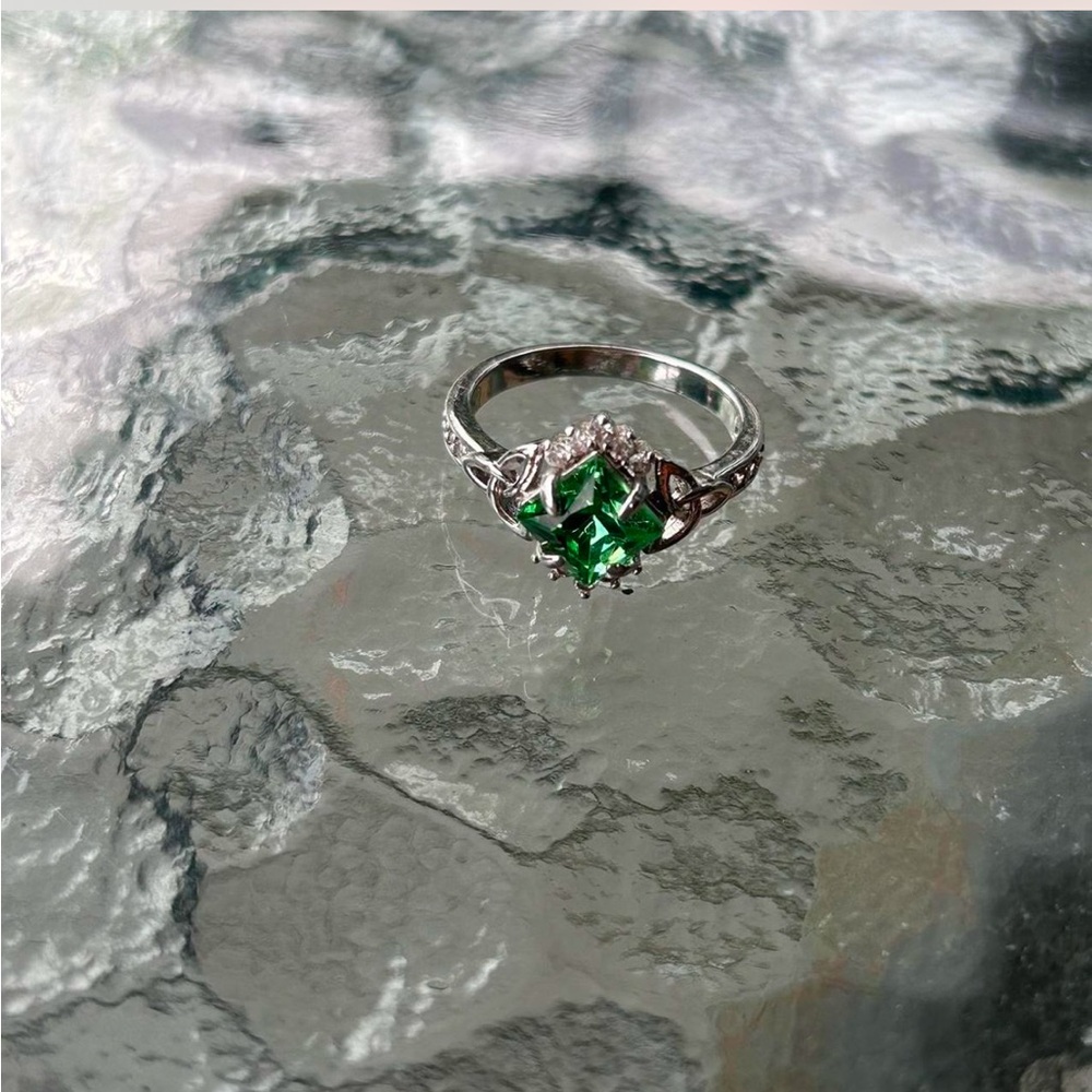 💍GORGEOUS GREEN DIAMOND RING! - Picture 3 of 5